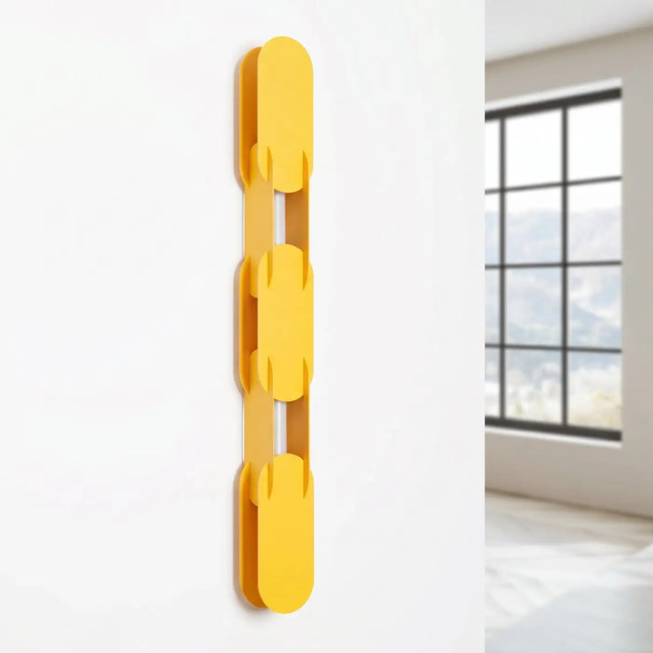 Applique murale CHAIN jaune éteinte, posée au mur