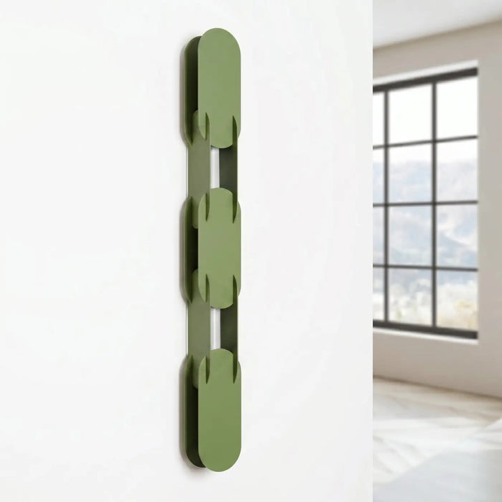 Applique murale CHAIN vert olive éteinte, posée au mur