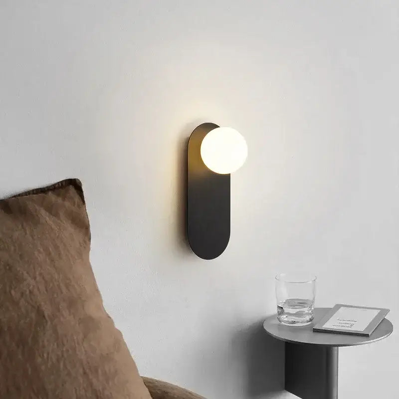Applique Murale LED Avec Une Boule Blanche En Métal