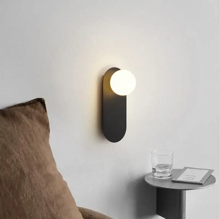 Applique Murale LED Avec Une Boule Blanche En Métal