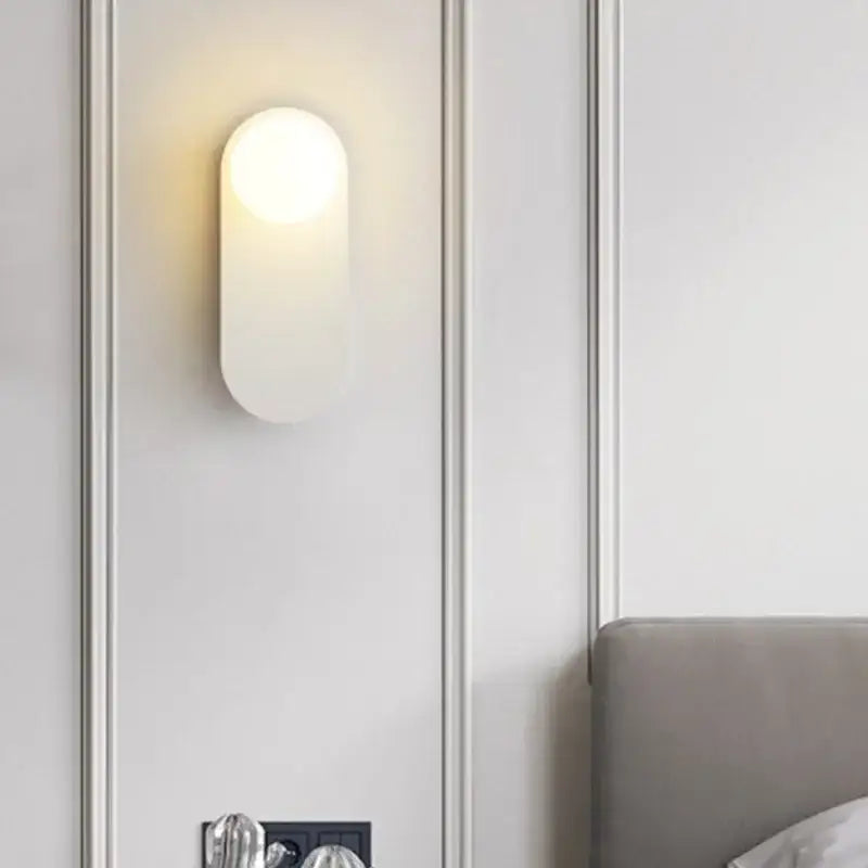 Applique Murale LED Avec Une Boule Blanche En Métal