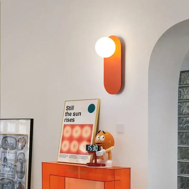 Applique Murale LED Avec Une Boule Blanche En Métal