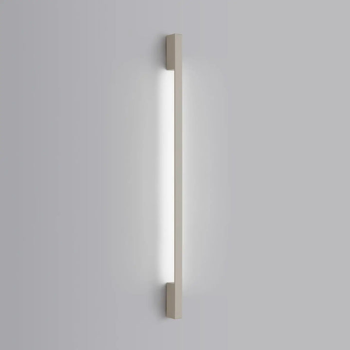 Applique murale SAPPO beige allumée, posée au mur