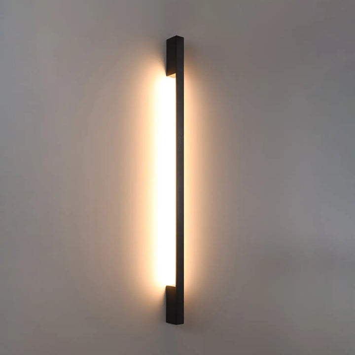 Applique murale SAPPO noir allumée, posée au mur
