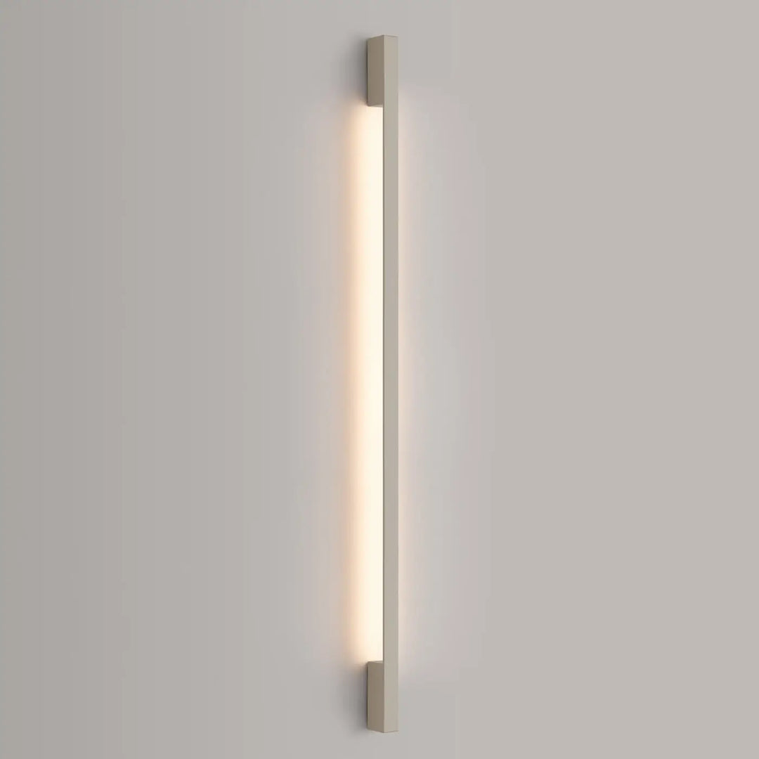 Applique murale SAPPO beige allumée, posée au mur