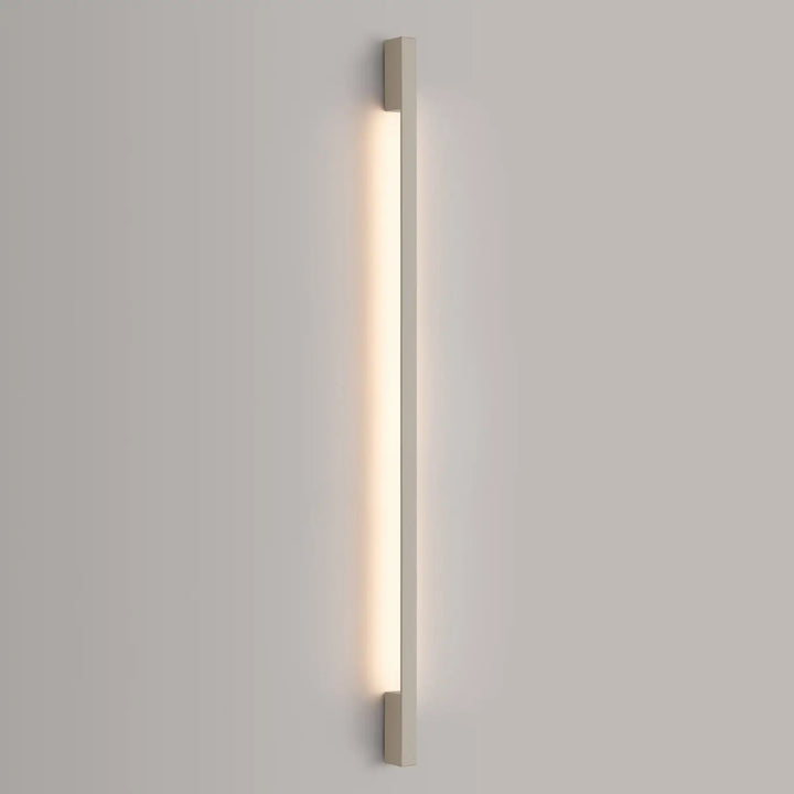 Applique murale SAPPO beige allumée, posée au mur