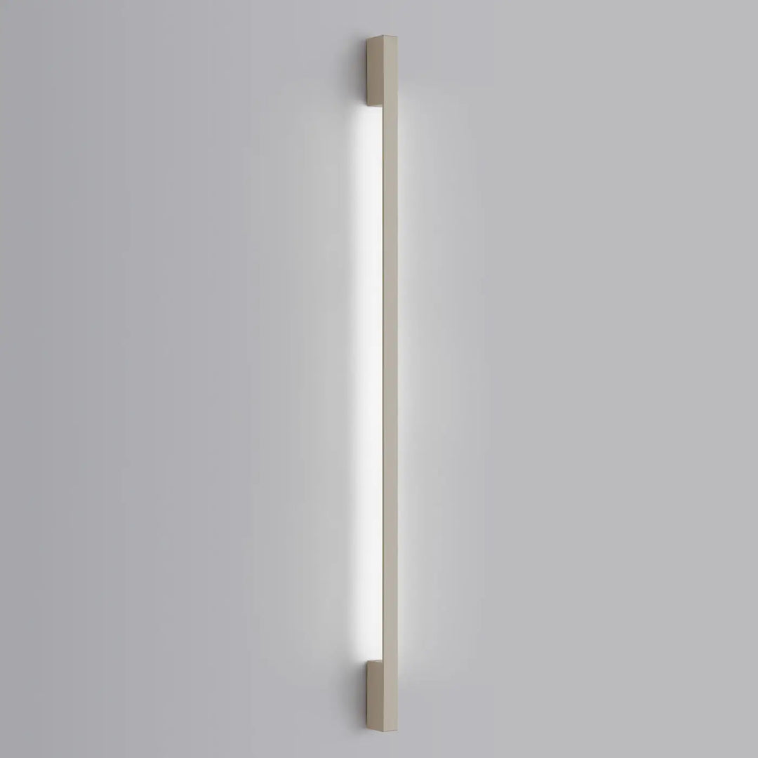 Applique murale SAPPO beige allumée, posée au mur