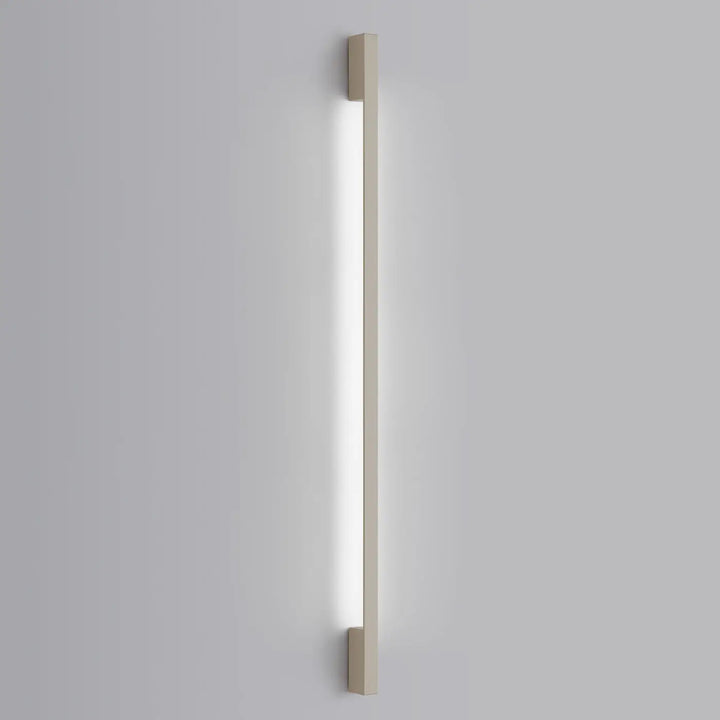 Applique murale SAPPO beige allumée, posée au mur