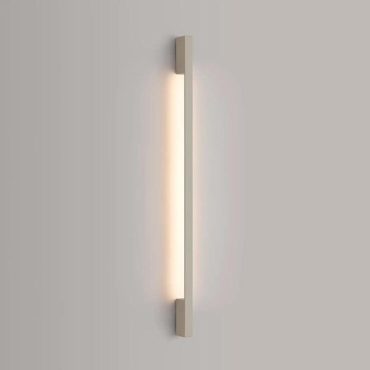 Applique murale SAPPO beige allumée, posée au mur