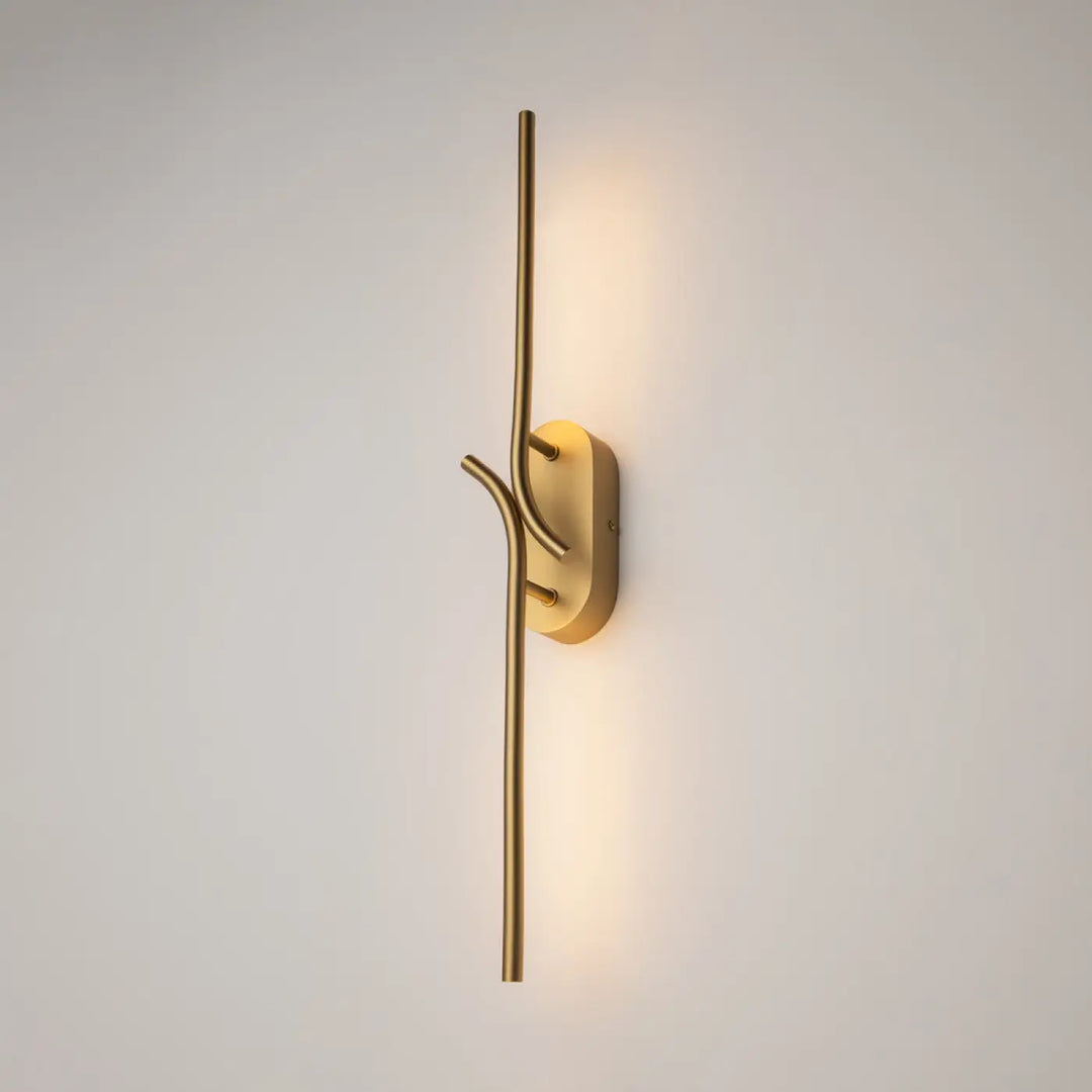 Applique murale renaissance texturée en métal doré avec design minimaliste et éclairage ambiant led chaleureux