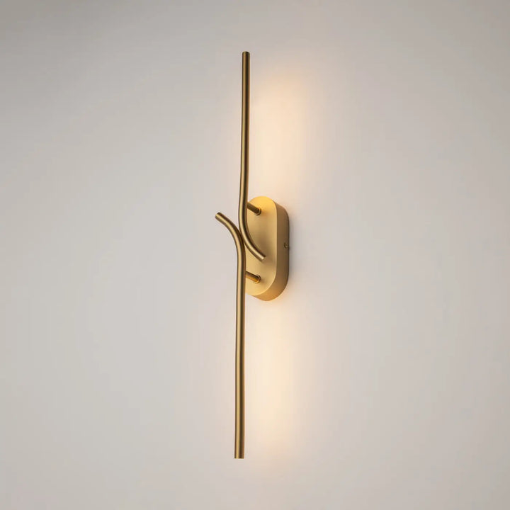 Applique murale renaissance texturée en métal doré avec design minimaliste et éclairage ambiant led chaleureux