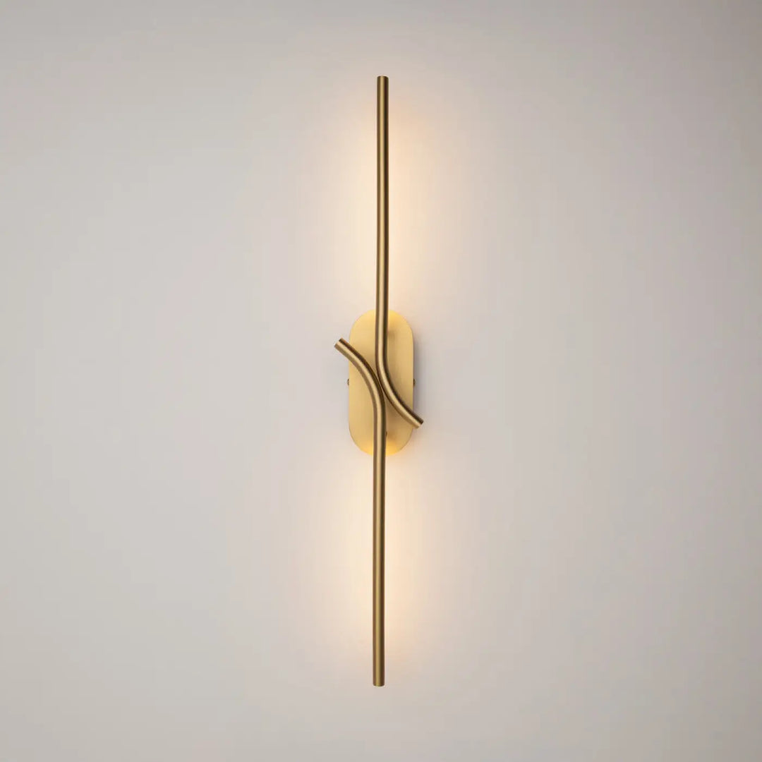Applique murale renaissance texturée en ton or avec bras incurvé et tige verticale minimaliste murale led diffuse une lumière ambiante chaleureuse
