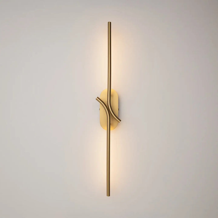 Applique murale renaissance texturée dorée avec tige verticale minimaliste et bras incurvé émettant une lumière led murale ambiante