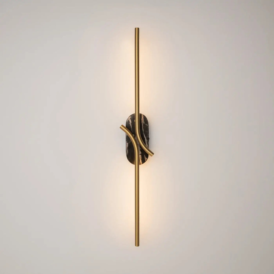 Applique murale renaissance texturée en laiton doré avec tige verticale et base en marbre noir pour un éclairage led murale moderne