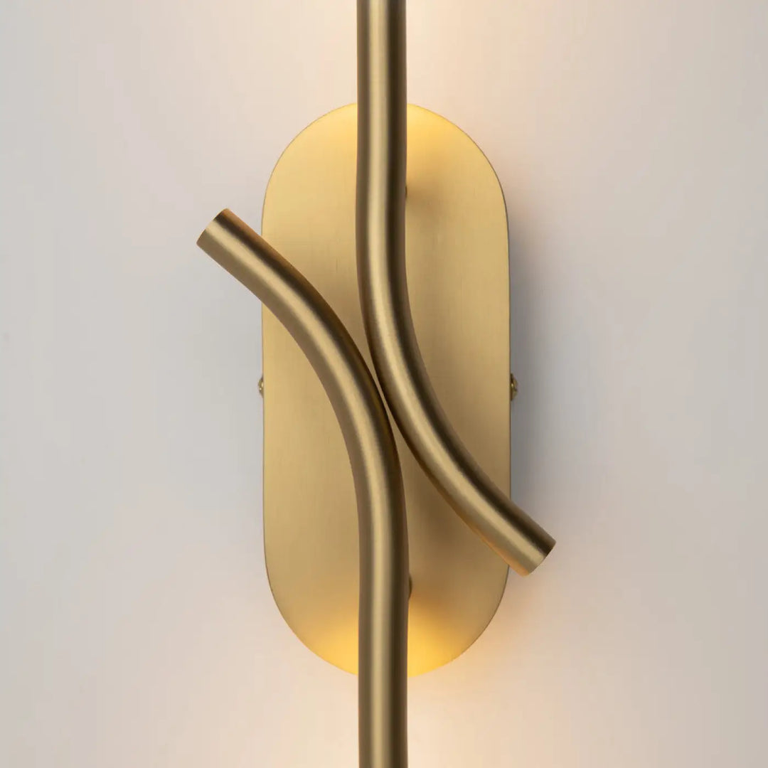 Applique murale renaissance en laiton moderne avec bras métalliques courbés et une lumière led murale chaude