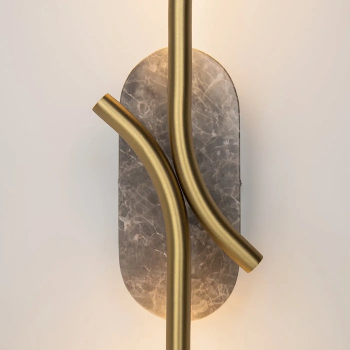 Applique murale renaissance avec tubes en laiton incurvés sur plaque en marbre gris pour murale led élégante