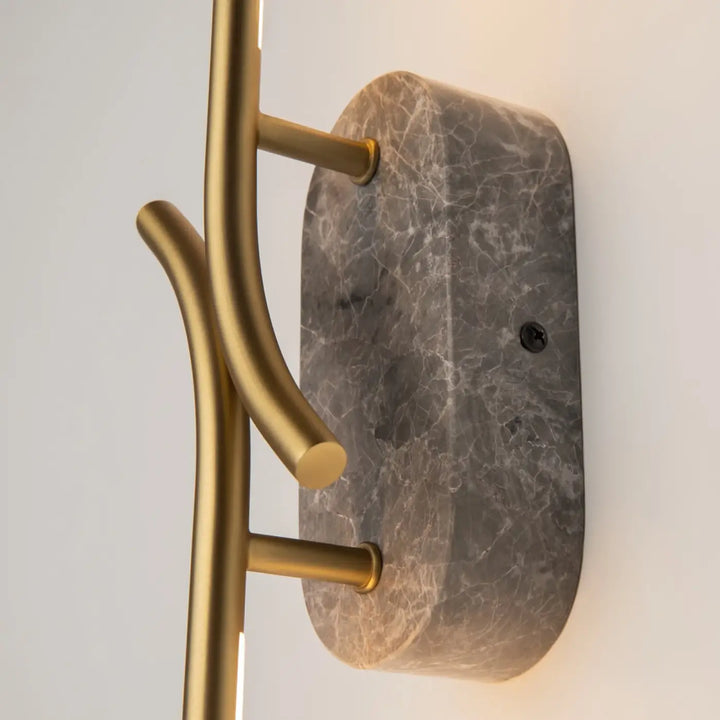 Applique murale renaissance en métal doré avec design courbé montée sur marbre veiné gris pour éclairage mural led