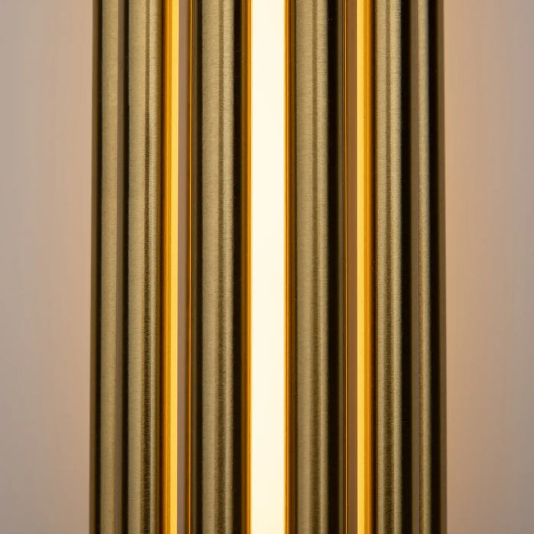 Applique murale led sonata cylindre avec rayures verticales dorées finition métallique brossée éclairée par lumière chaude