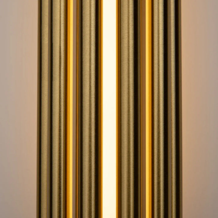 Applique murale led sonata cylindre avec rayures verticales dorées finition métallique brossée éclairée par lumière chaude