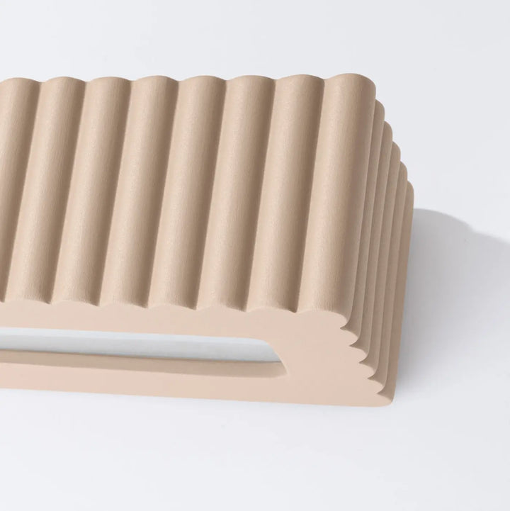 Beige l’applique murale rigata en plastique ondulé avec design moderne et bords festonnés pour fonctionnalité élégante