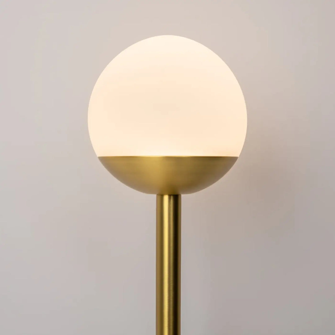 Applique murale led cercle lumineux en laiton poli avec globe en verre dépoli diffusant une lumière chaude