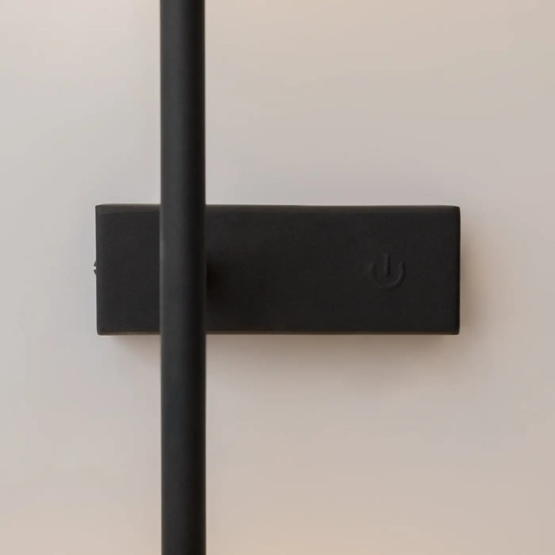 Applique murale led noire mate avec base rectangulaire minimaliste et tige verticale pour cercle lumineux touch