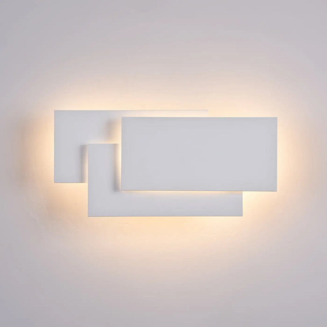 Applique murale led en acier blanc avec design géométrique superposé et éclairage d ambiance chaleureux moderne