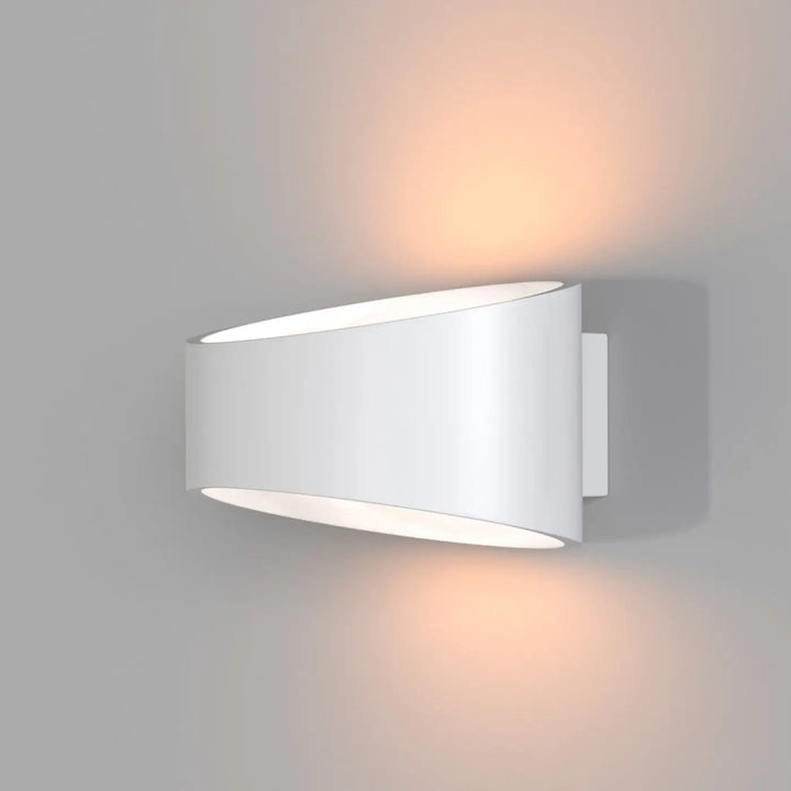 Applique murale trame elliptique blanche incurvée avec lumière rasante chaude et design moderne élégant