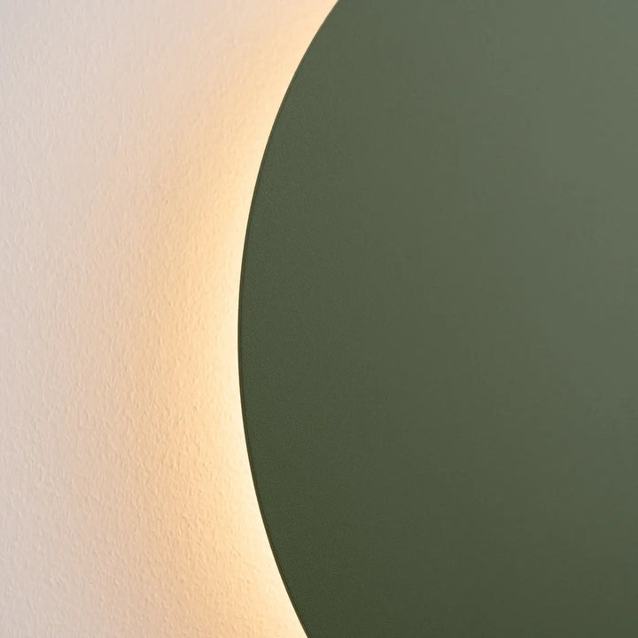 Miroir circulaire minimaliste avec finition mate vert olive seul applique murale de la collection borgen comprend 3000k