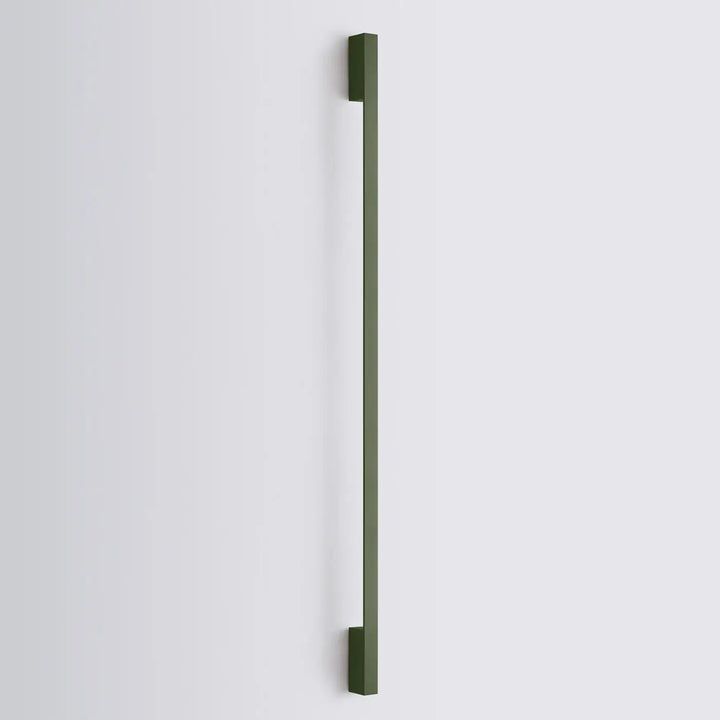 Olive green matte metal door handle with minimalist rectangular design for appliques sappo six variantes longueur crée