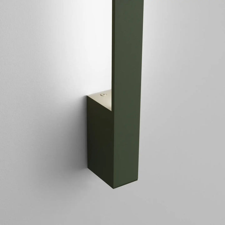 Applique murale lahti avec corps rectangulaire vert olive mat et accent circulaire clair pour fonctionnalité pratique moderne