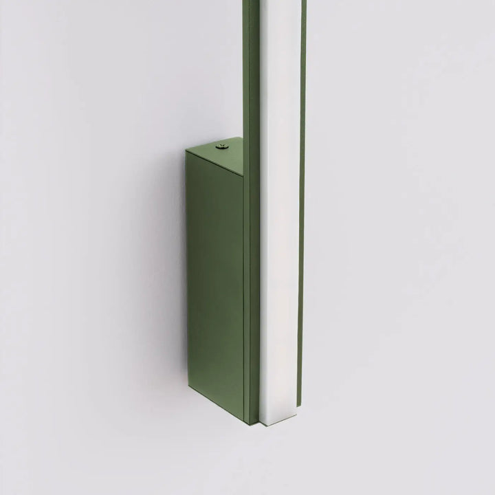 Applique murale LAGOM vert olive allumée, vue rapprochée