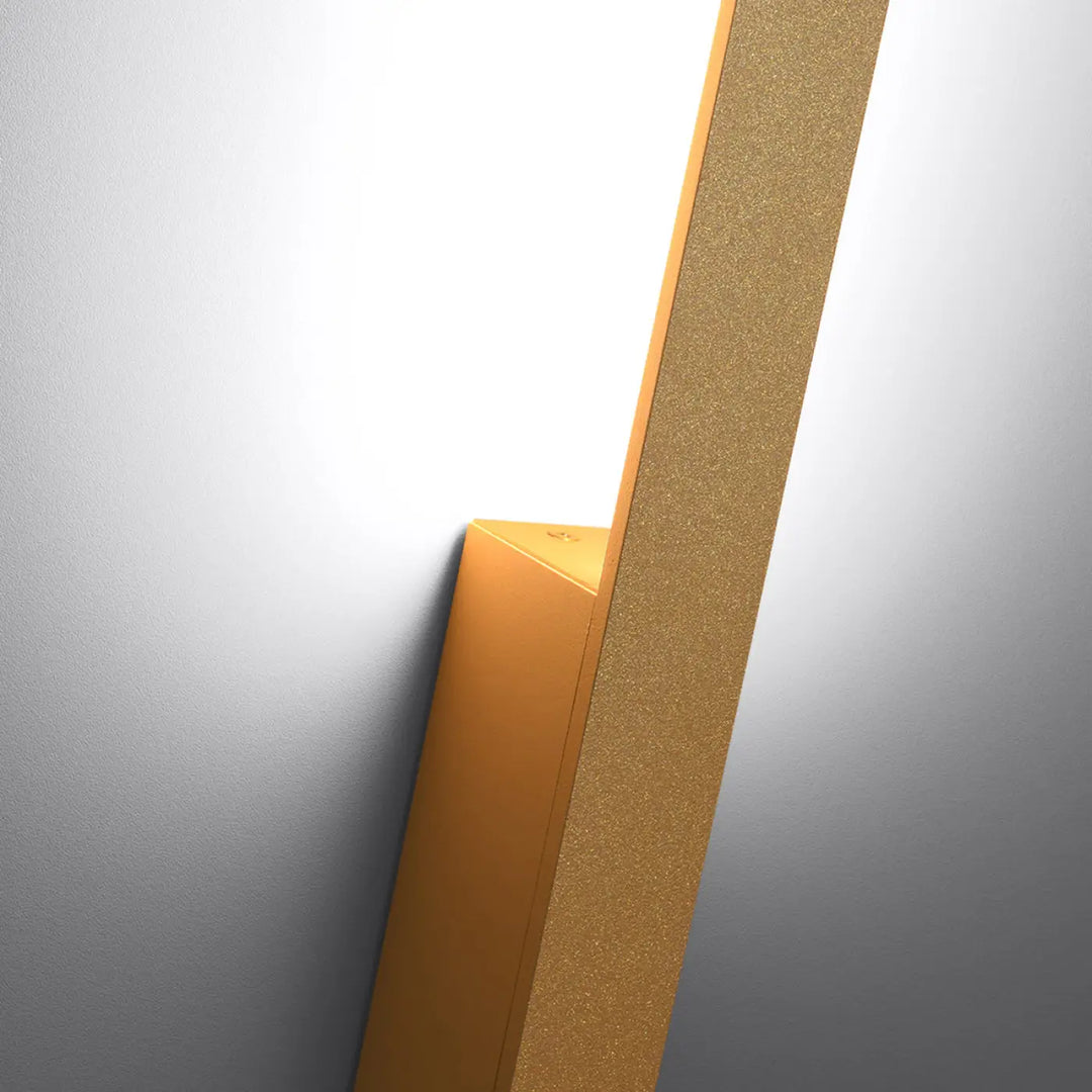 Applique murale dorée avec design moderne et module led étroit pour lampadaire lahti boîtier étroit