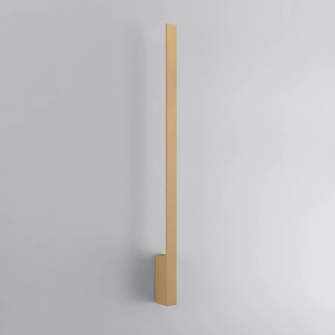 Applique murale dorée lahti avec module led et boîtier étroit pour un éclairage moderne et minimaliste