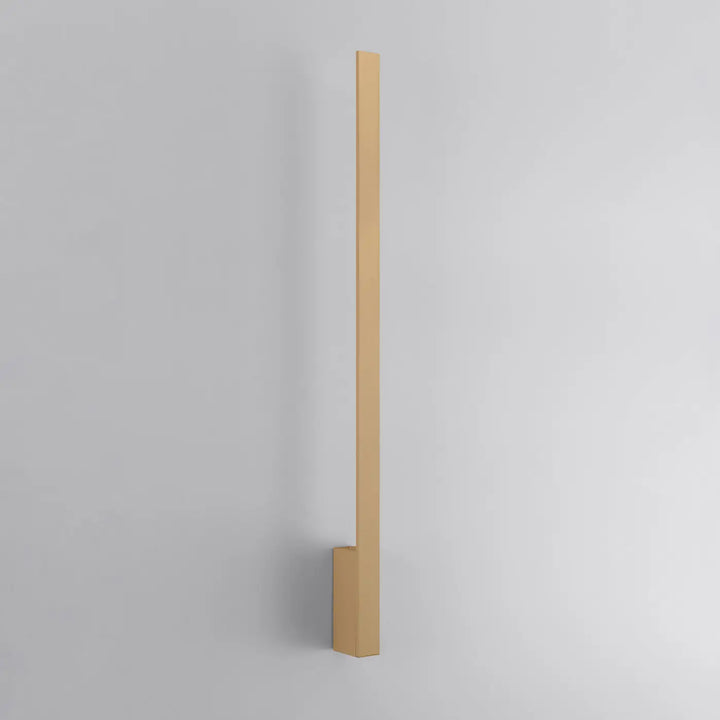 Applique murale dorée lahti avec module led et boîtier étroit pour un éclairage moderne et minimaliste