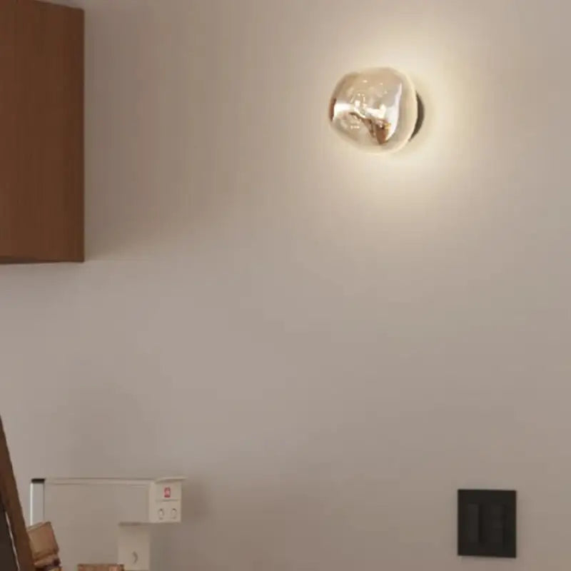 Applique murale légère de couleur argent opaque au design de pierre

