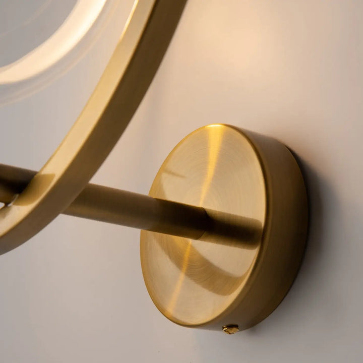 Applique murale lunare dorée avec miroir grossissant monté au mur de style art déco et base circulaire élégante