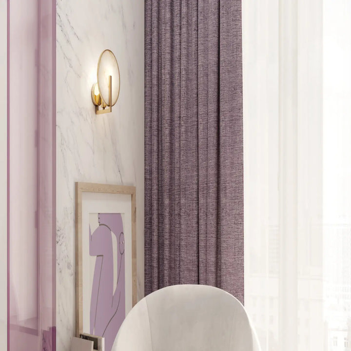 Applique murale marmo avec rideau violet texturé à plis verticaux près d un mur en marbre blanc et d une chaise blanche