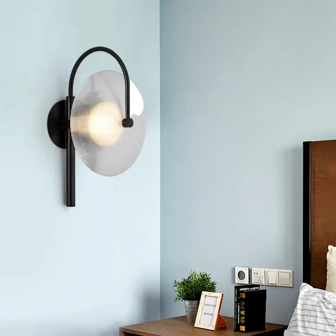 Applique murale en métal noir et diffuseur blanc moderne