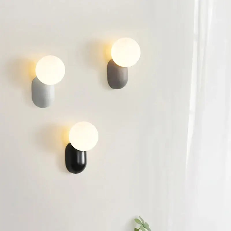 Applique Murale Minimaliste Avec Globe Opale Et Base Colorée