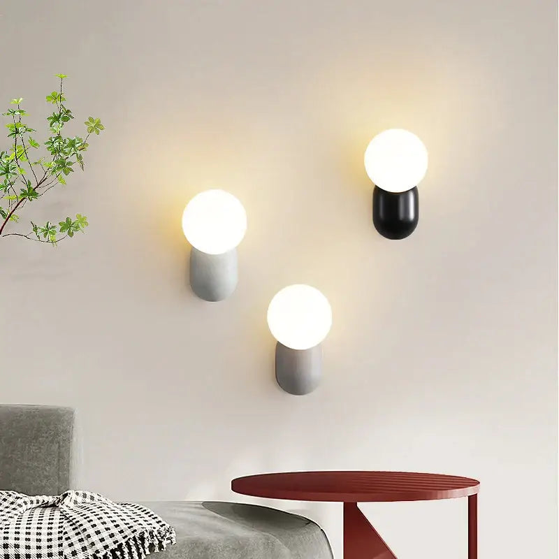 Applique Murale Minimaliste Avec Globe Opale Et Base Colorée