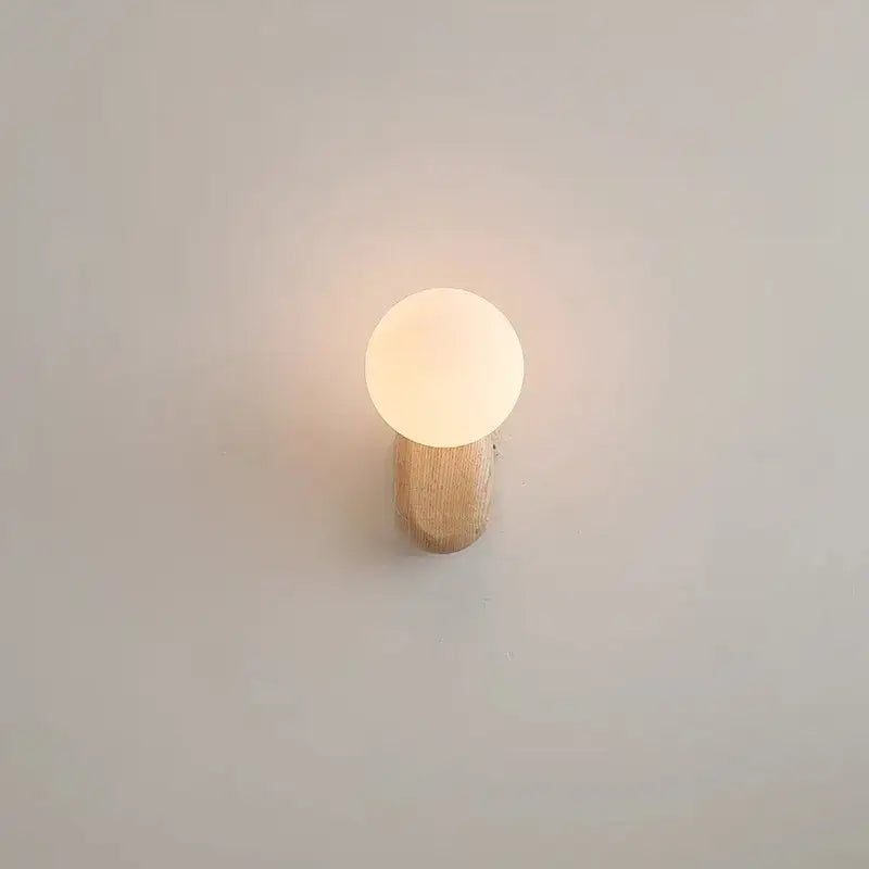 Applique Murale Minimaliste Bois Clair Et Globe En Verre Opale