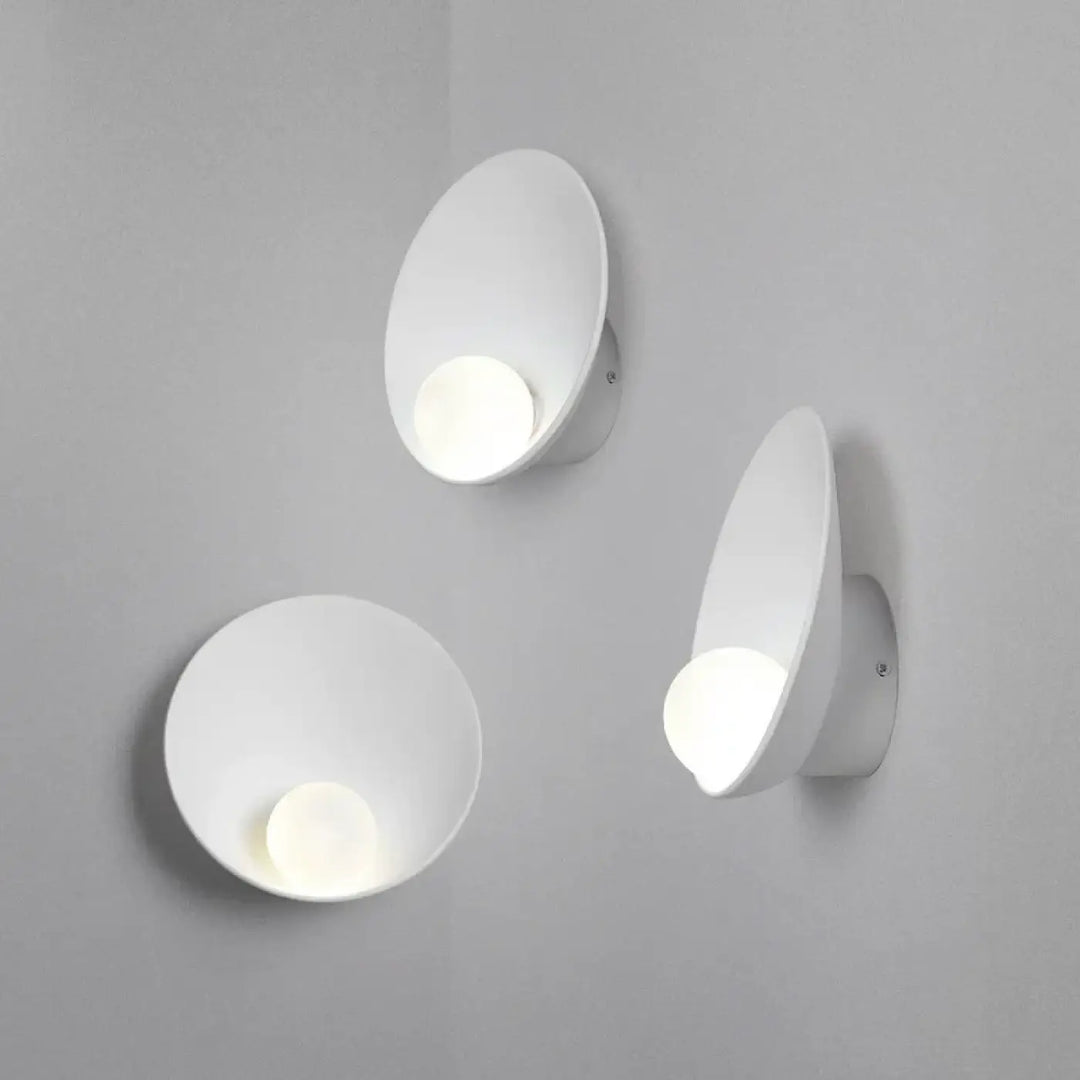 Trois appliques murales minimalistes blanches avec design ovale et circulaire moderne par linc