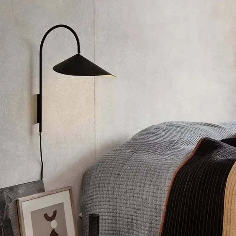 Applique murale minimaliste à bras courbé en beige ou noir