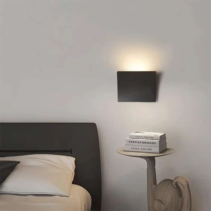 Applique murale minimaliste courbe contemporaine au style épuré