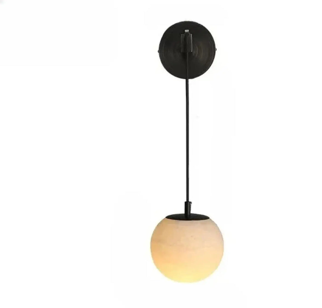 Applique murale noura noire sphérique avec globe en verre dépoli diffusant une lueur jaune chaud