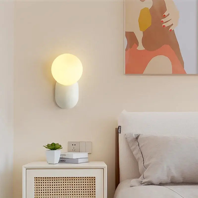 Applique Murale Minimaliste Avec Globe Opale Et Base Colorée