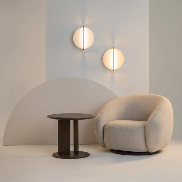 Applique murale mira disque en relief avec fauteuil beige crème en tissu peluche et base en bois foncé