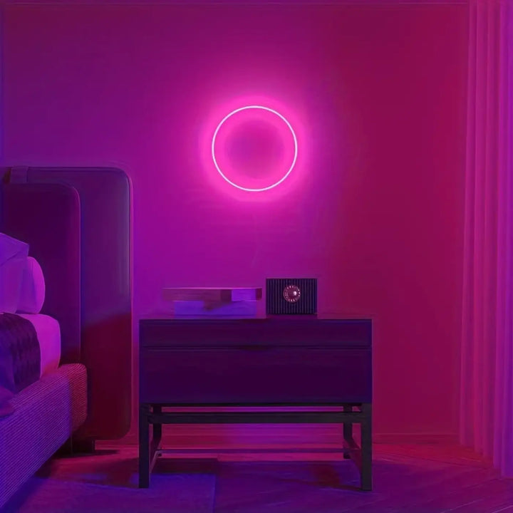 Applique murale koró avec anneau led rose néon monté sur un mur violet pour un halo décoratif moderne