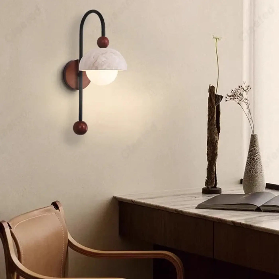 Applique murale rayora avec cadre métal noir, accents rouges, et diffuseur effet marbre blanc en verre